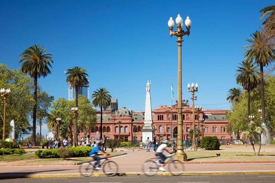 5hs Small Group City Tour of Buenos Aires with Street Food - Recoleta in 15 Minutes and El Ateneo Grand Splendid