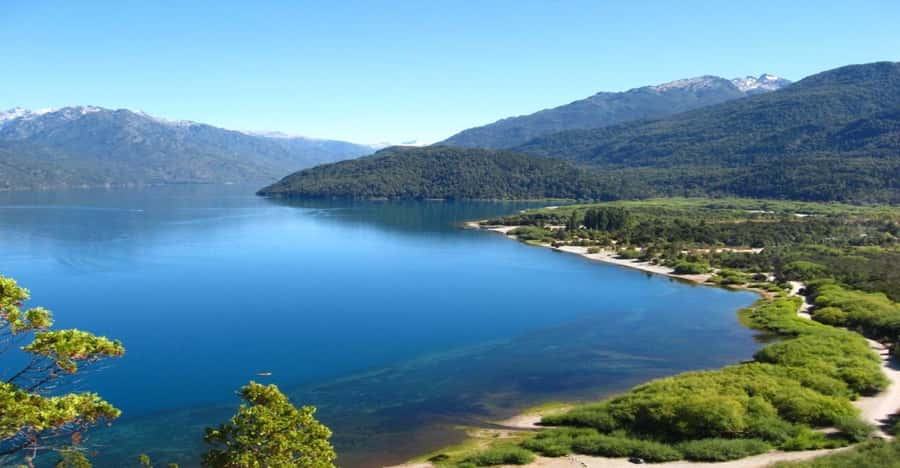 Bariloche: Full-Day El Bolsón and Puelo Lake Tour - Arriving in El Bolsón: A Town Set at the Foot of Cerro Piltriquitron