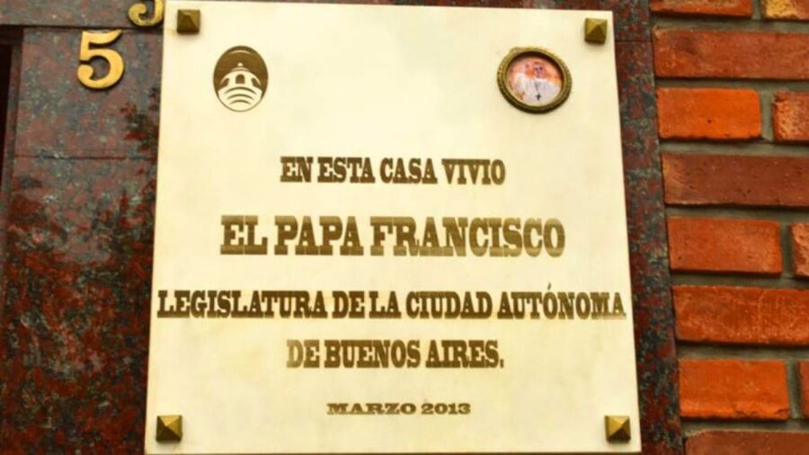 Buenos Aires 3-Hour Small Group Pope Francis Tour - Buenos Aires Metropolitan Cathedral, Plaza de Mayo, and the Papal Finale
