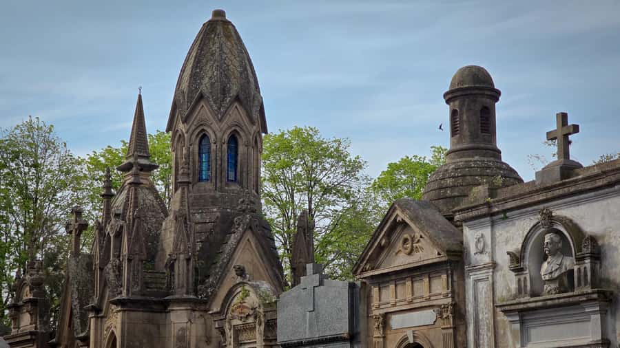 Buenos Aires: Chacarita, The Largest Cemetery In Argentina - German cemetery stops and Elcano Park: comparing styles without rushing