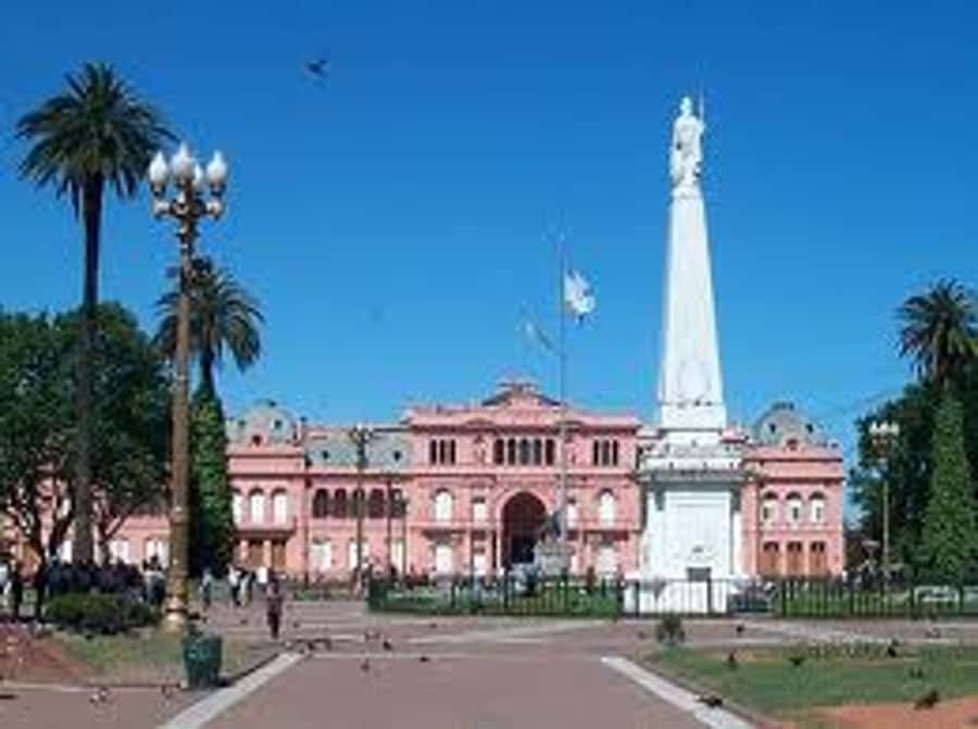 Buenos Aires City Tour with Luxury Lunch - Obelisco and Plaza de Mayo: the fastest way to get your bearings