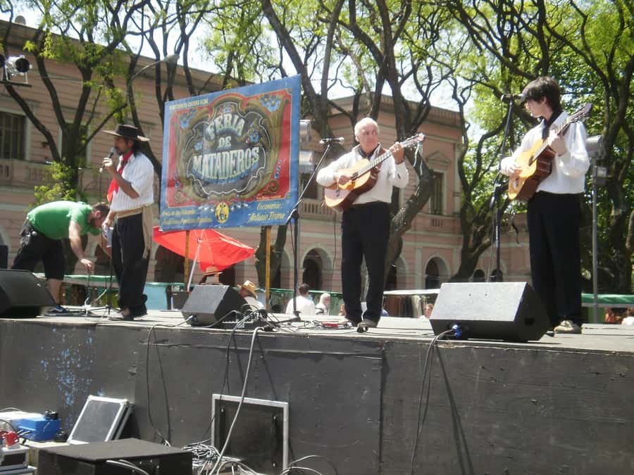 Buenos Aires Fairs: San Telmo & Mataderos Cultural Tour - Folk music and local games: what makes it more than shopping