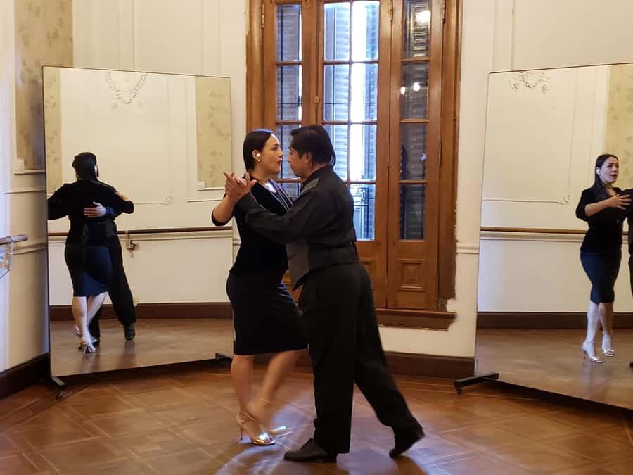 Buenos Aires: Group tango class with mate and snacks - The tango lesson: learning the first steps the easy way