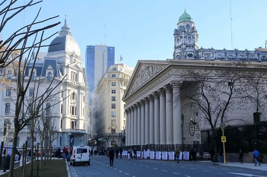 Buenos Aires : Highlights Walking Tour With A Guide - Plaza de Mayo to Casa Rosada: start with the city’s big stage