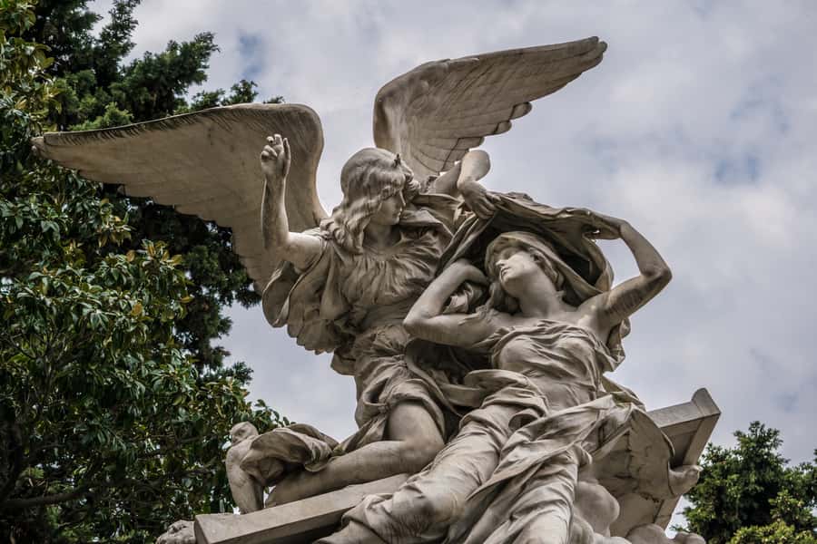 Buenos Aires: La Recoleta Cemetery Guided Tour in English - Start Here: Where to Meet at Junín and How to Spot Your Guide