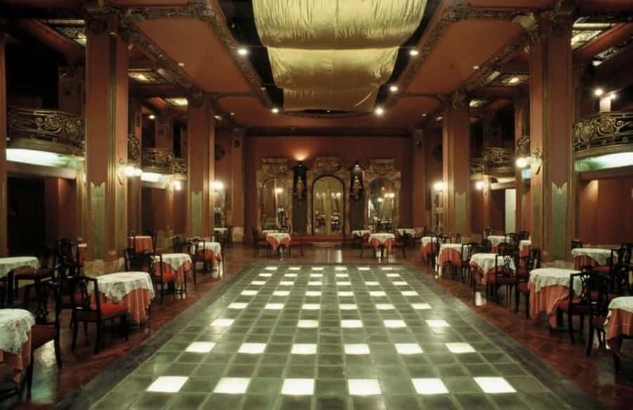 Buenos Aires Tango Show and Dinner at Piazzolla Tango - The dress code and what to wear for a smart casual theater night