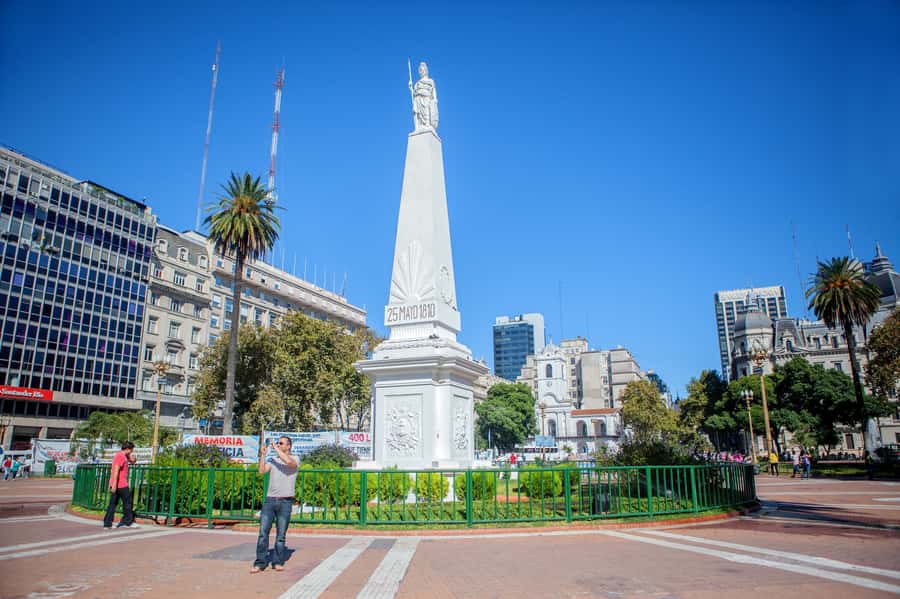 Classic City Tour of Buenos Aires: Neighborhoods and Emblems - La Boca and Caminito Street, where the color is the point