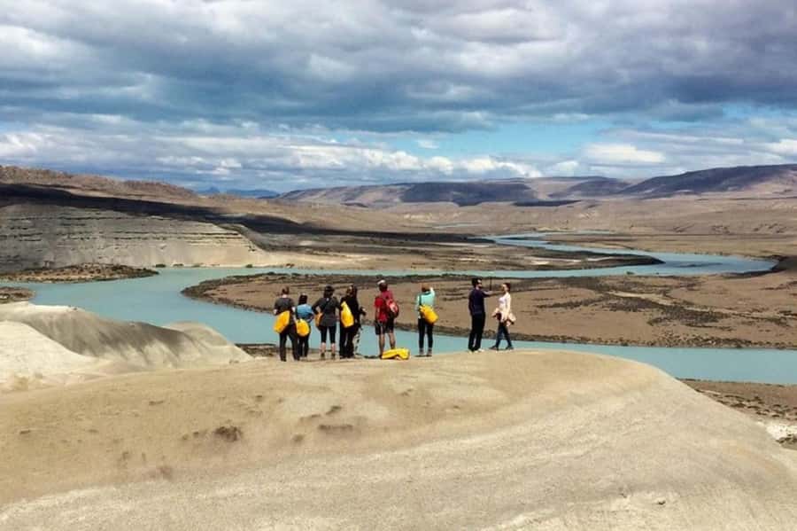 El Calafate: Kayak and Hike La Leona River Tour - The guided hike through wild steppe: silence with structure