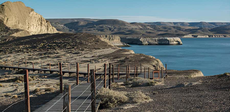 El Calafate: Monte León 4x4 Wolves and Penguins Excursion - Morning pick-up at El Calafate and the long overland start