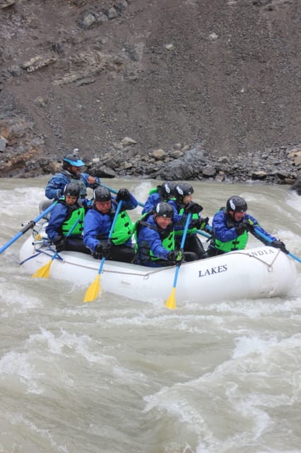 El Chalten: Rio de las Vueltas and Patagonia Rafting - Post-raft moment: the hot snack and the ride back from Provincial Route 23