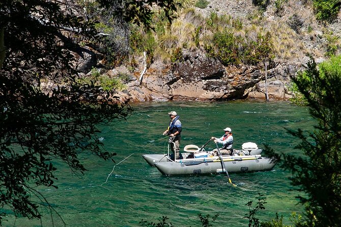 Fly Fishing Trips & Guide Service in Bariloche - Midday riverside lunch: steak, salads, Malbec, and downtime that keeps you fishing