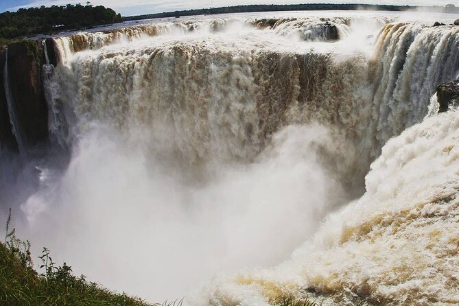 Iguazu Falls Private Day Trip from Buenos Aires with Airfare - First steps in Iguazú: upper and lower trails with a private guide