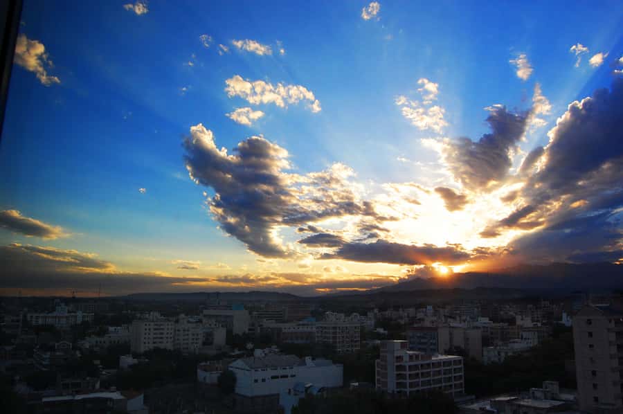 Mendoza: City tour with visit to General San Martin Park - Getting oriented in Mendoza, from 1561 to downtown plazas
