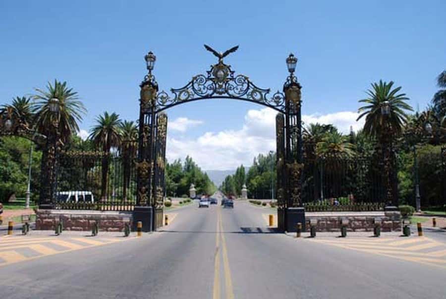 Mendoza: Half-Day Sightseeing City Tour - Independence Square, the Memorial, and the Civic District