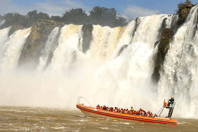 Motorboat under the waterfalls, 4x4 truck in the jungle with Argentine Falls - Timing and how the day is paced in practice