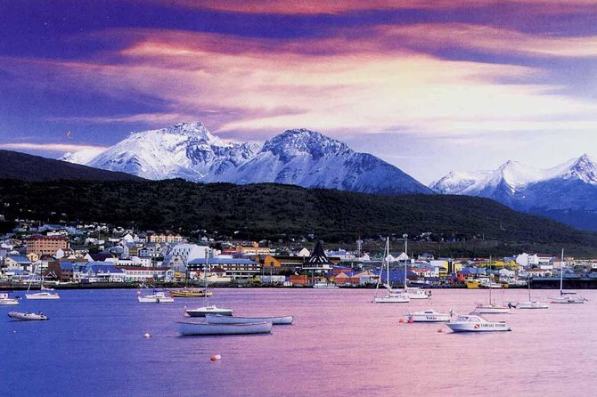 Navigation through the Beagle Channel, Los Lobos and the Bridges - Faro Les Eclaireurs: lighthouse views plus Monte Cervantes history