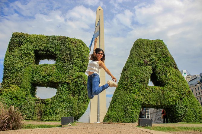 Photo Session in Buenos Aires - Stop 1: Obelisco Photos in the Middle of the City Flow