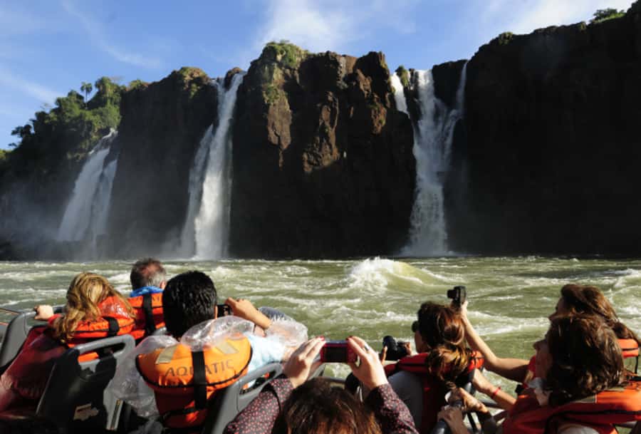 Puerto Iguazu: Argentine Falls & Great Adventure Boat - Transfers and guides: where the tour wins real-world value