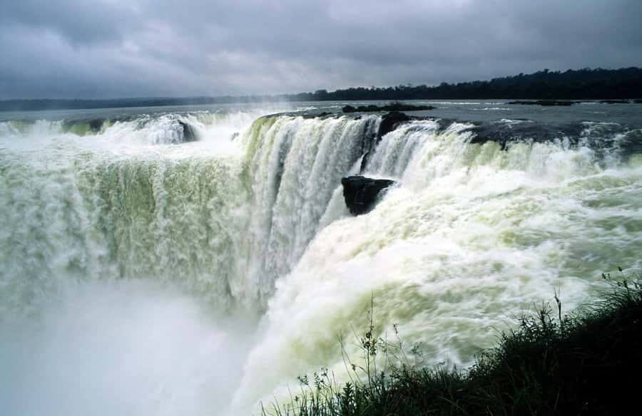 Puerto Iguazu: Argentine Falls & Great Adventure Boat - The Argentina-side circuits: catwalks that put you under the roar