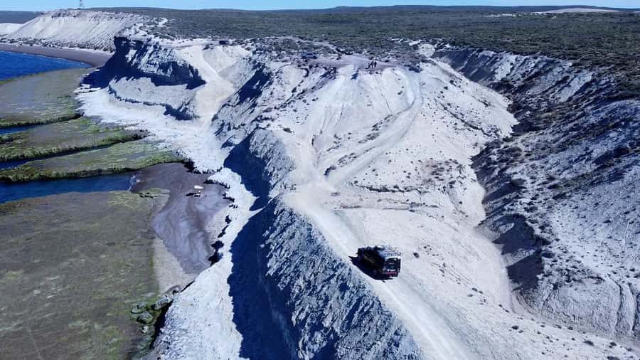 PUERTO MADRYN: 4 X 4 ADVENTURE EXPERIENCE ON THE MOST BEAUTIFUL BEACHES! - Paraná Beach Beacon and the Sunken Ship Folias View