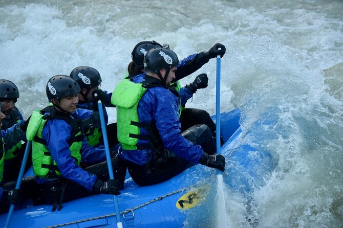 Rafting experience on the Rio de las Vueltas in Patagonia - The first act of the ride: 6 km of calm practice and Fitz Roy moments