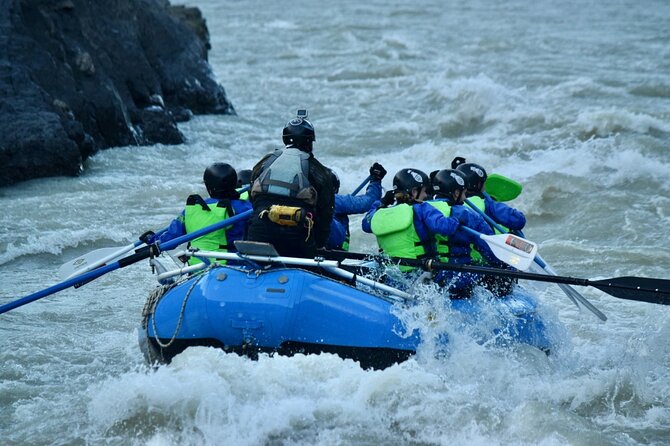 Rafting experience on the Rio de las Vueltas in Patagonia - Portage and the canyon: where the rapids turn class III to III+