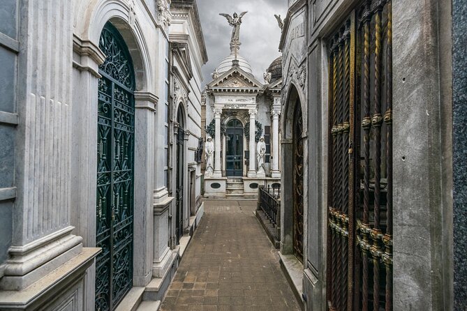 Recoleta Cemetery Walking Tour - Stop 1: La Recoleta Cemetery, 1 hour of famous names and spooky stories