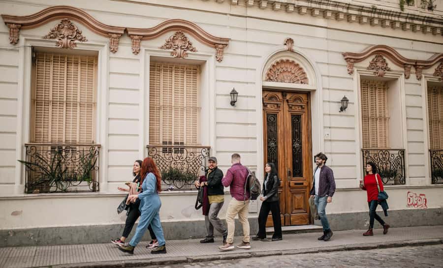 San Telmo: Historical Guided Tour with Street Food & Drinks - Group Size and Guide Style, Why people keep mentioning the Host
