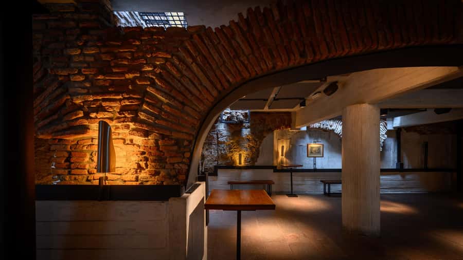 Small-Group Walking Tour San Telmo Neighborhood - Museo Moderno, a contrast point on the route
