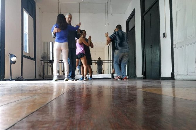 Tango lesson and Milonga tour - From lesson to milonga: the El Beso social night formula
