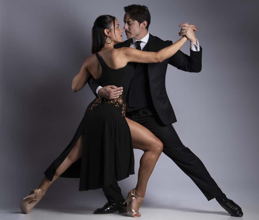 Tango Lesson in Buenos Aires with professional dancers - Learning the secrets in the halls, then seeing live tango where you stand