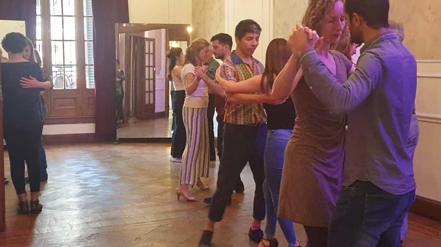 Tango Lesson in Buenos Aires with professional dancers - Practical tips so you get more tango per minute