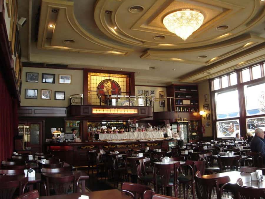 Tango Show at Café de los Angelitos - The dancers and singers: what you should focus on