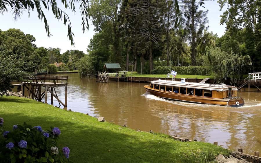 Tigre with Lunch overlooking the River and Navigation - The ride out of town: what the trip does before you even reach the river