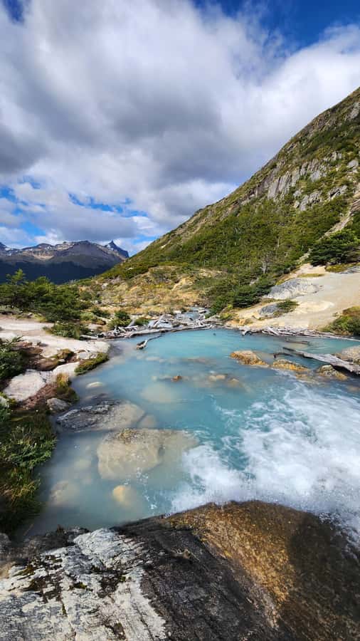 Ushuaia: Laguna Esmeralda Guided Trek with Box Lunch - Your guide and pacing: the difference between fast trekking and a tour