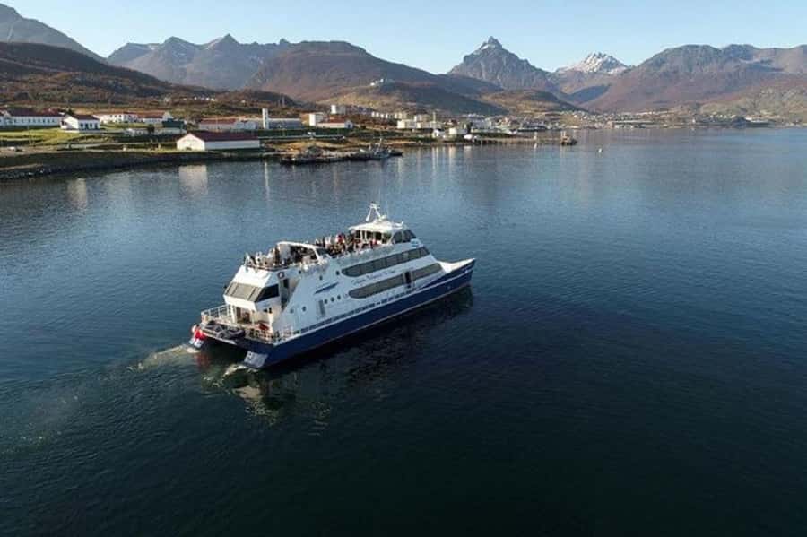 Ushuaia: Sailing Beagle Channel to the Penguin Colony - The boat experience: comfort, toilets, and photo staff