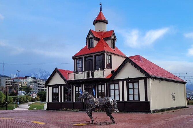 Ushuaia Walking Tour with Tastings of Tierra del Fuego - Cartel Ushuaia, the Quick Photo Start That Sets the Mood