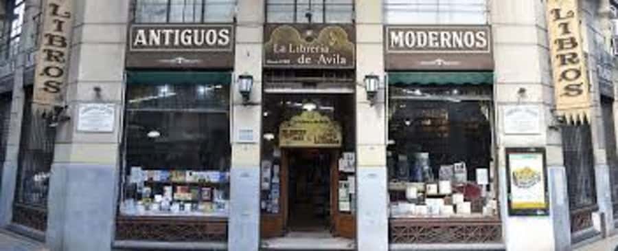 Walking Tour: Buenos Aires bookstores - Starting at Pirámide de Mayo: finding the tour without stress