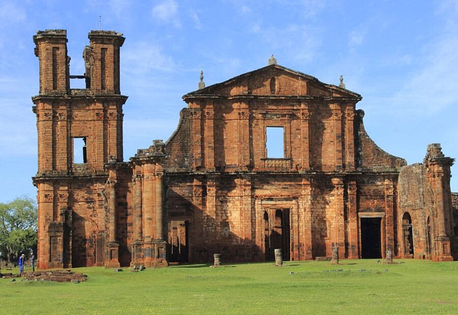 Wanda Mines and San Ignacio Ruins Tour from Puerto Iguazu - Entering Wanda Mines: 300 Meters of Stones Underground